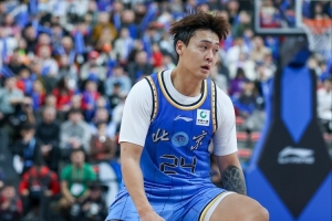 1023558